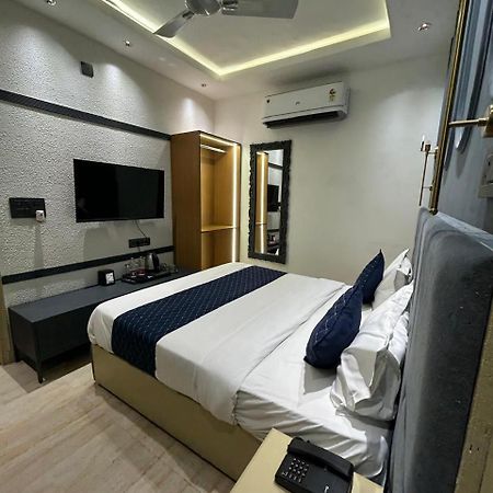 Divine Hotel Karnāl Екстериор снимка