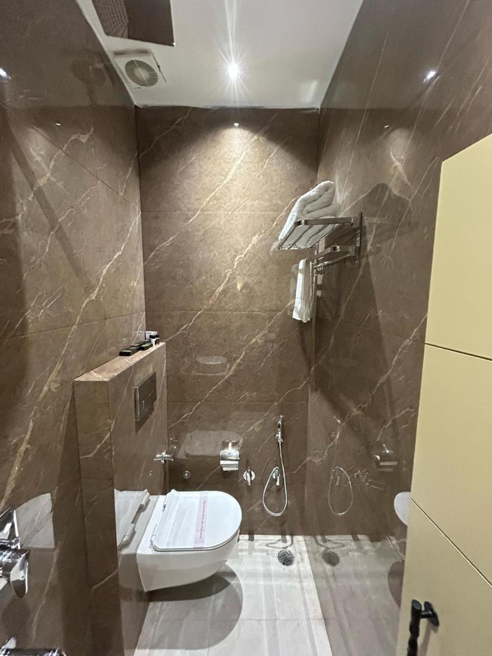 Divine Hotel Karnāl Екстериор снимка