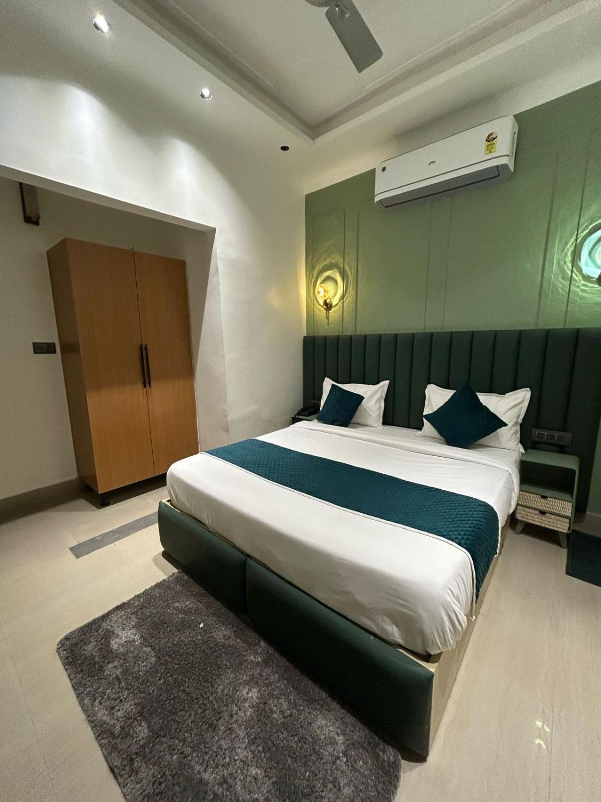 Divine Hotel Karnāl Екстериор снимка
