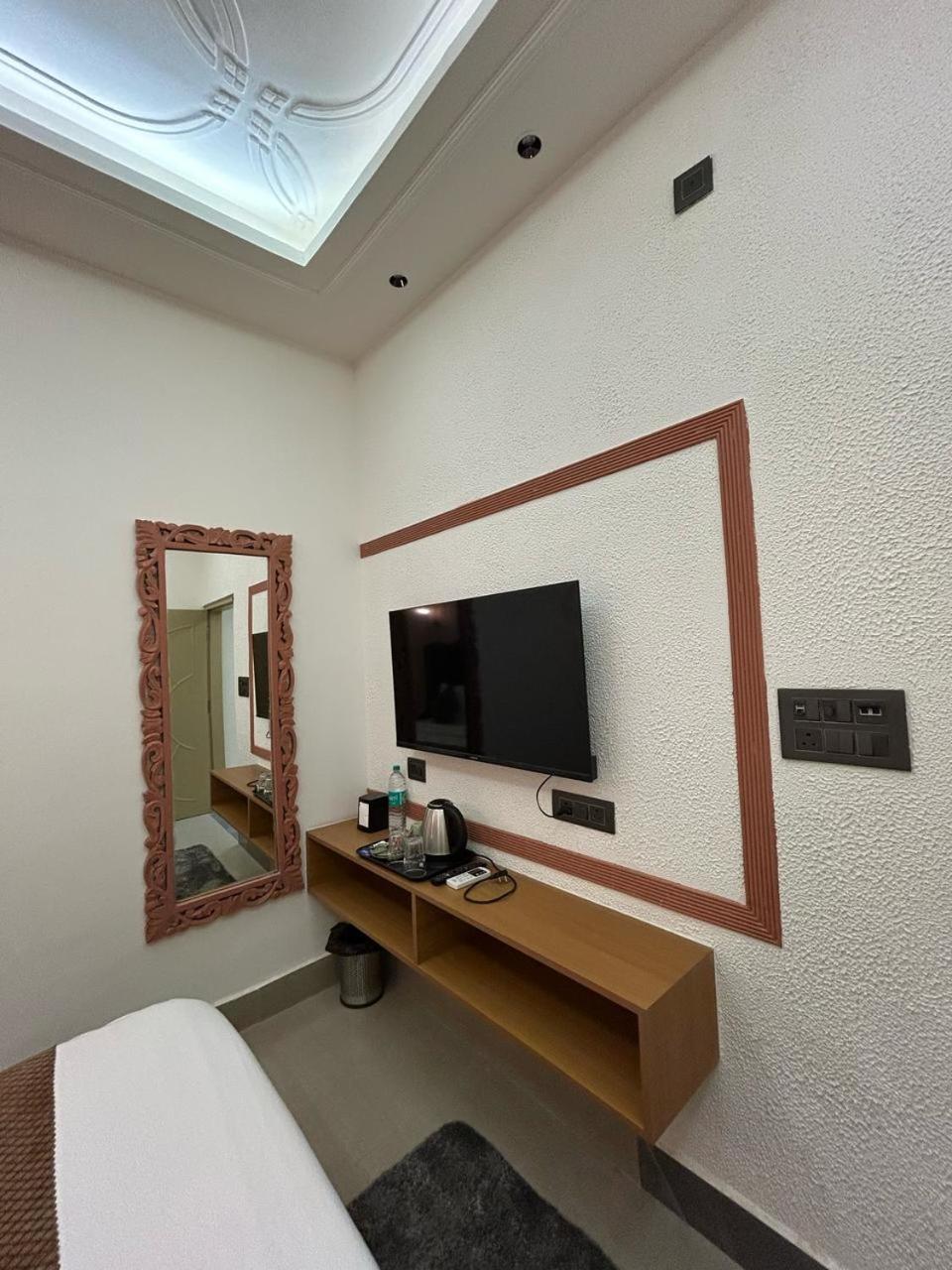 Divine Hotel Karnāl Екстериор снимка