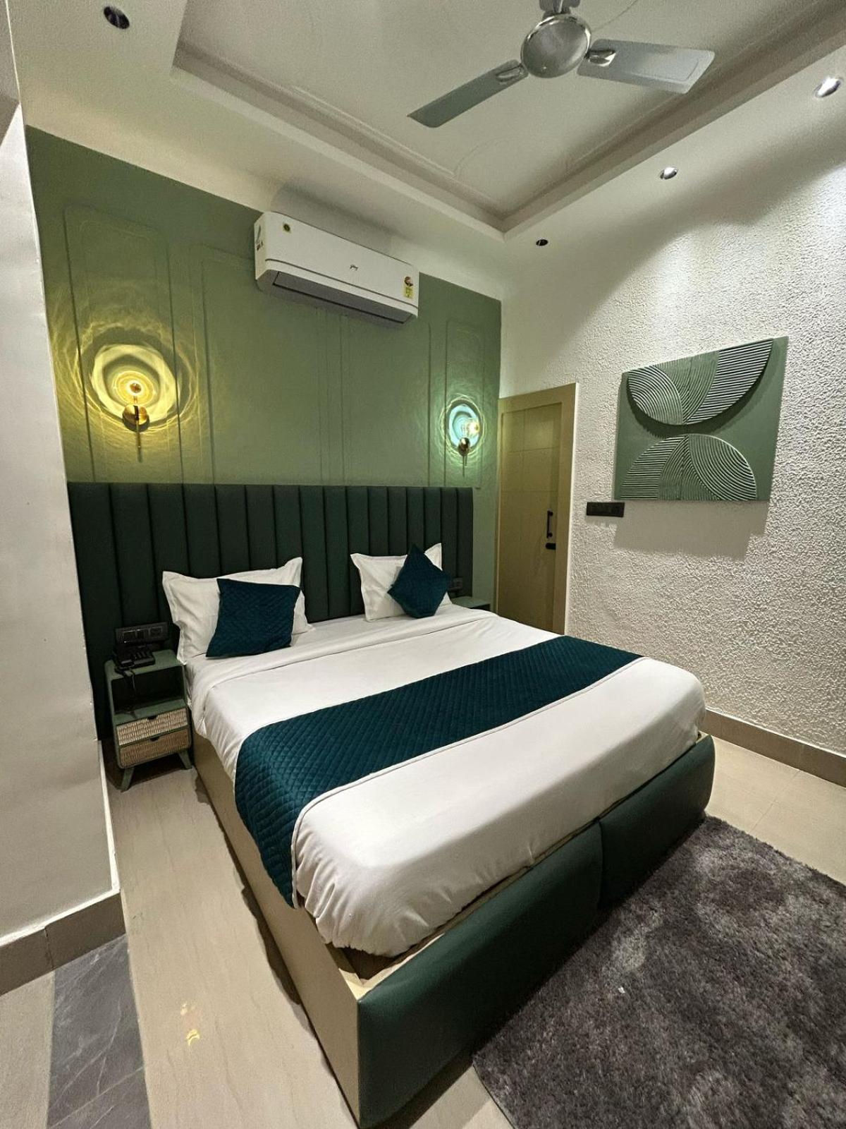 Divine Hotel Karnāl Екстериор снимка