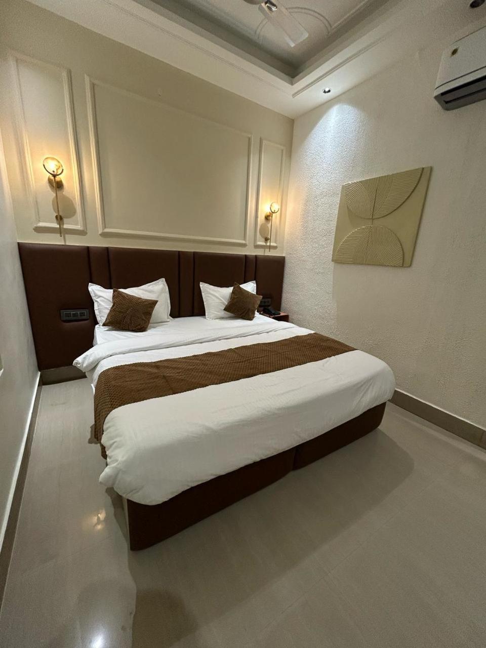 Divine Hotel Karnāl Екстериор снимка