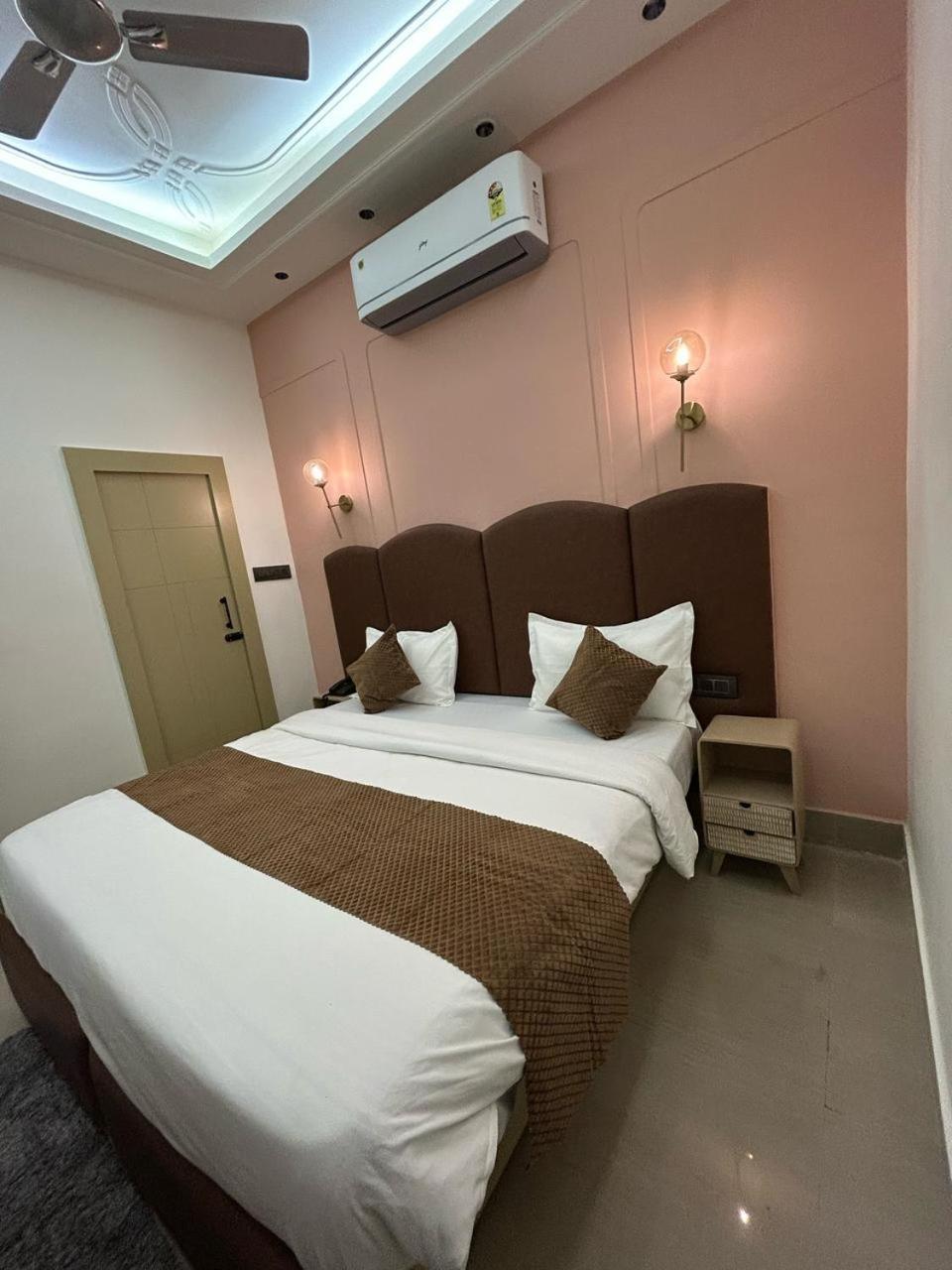 Divine Hotel Karnāl Екстериор снимка