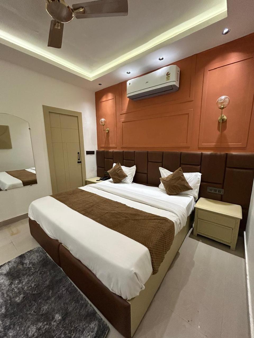 Divine Hotel Karnāl Екстериор снимка