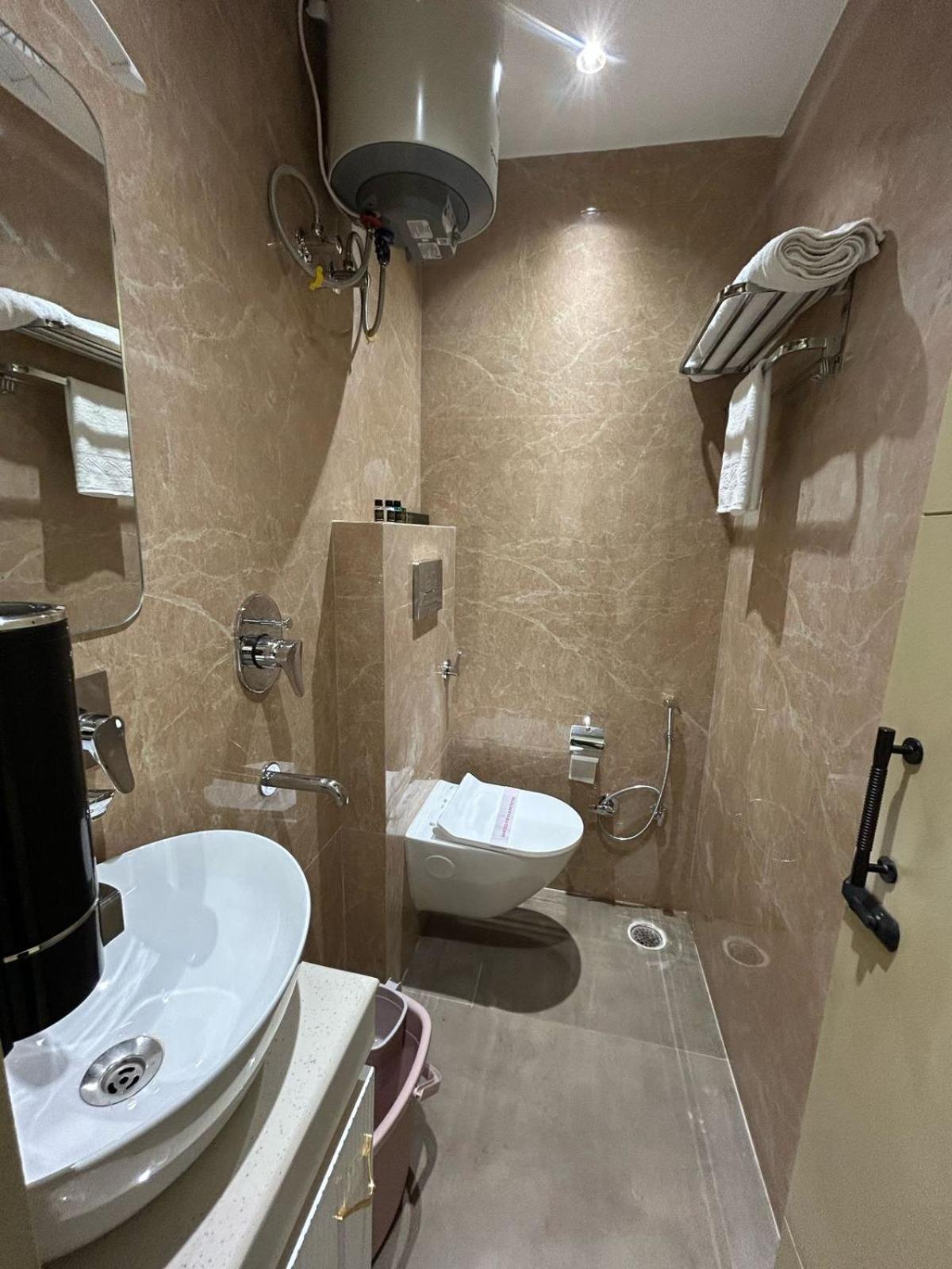 Divine Hotel Karnāl Екстериор снимка