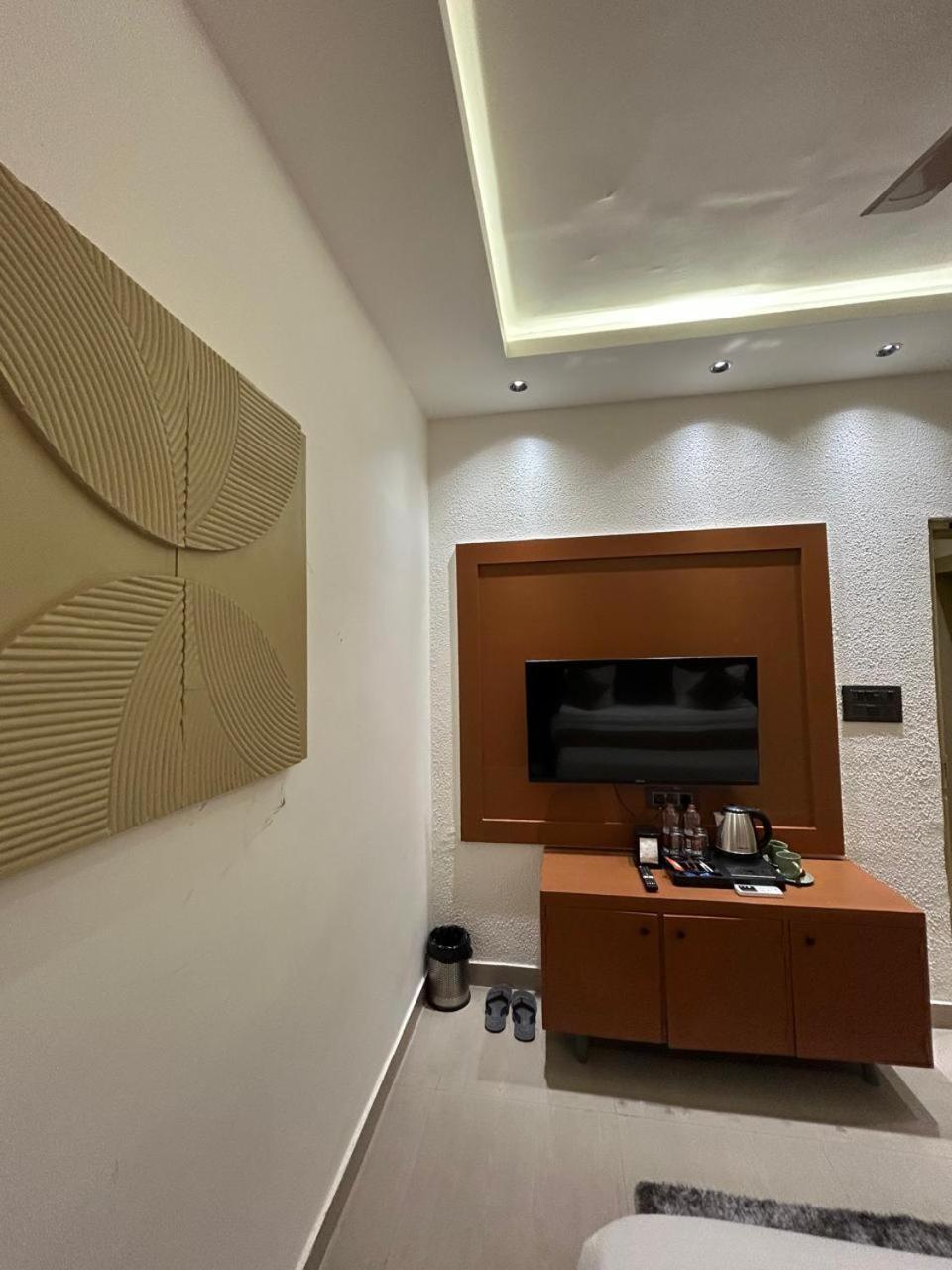 Divine Hotel Karnāl Екстериор снимка