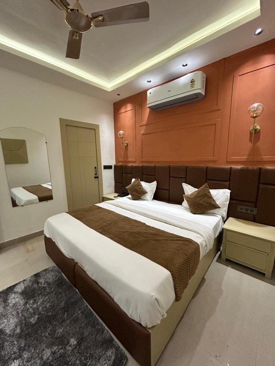 Divine Hotel Karnāl Екстериор снимка