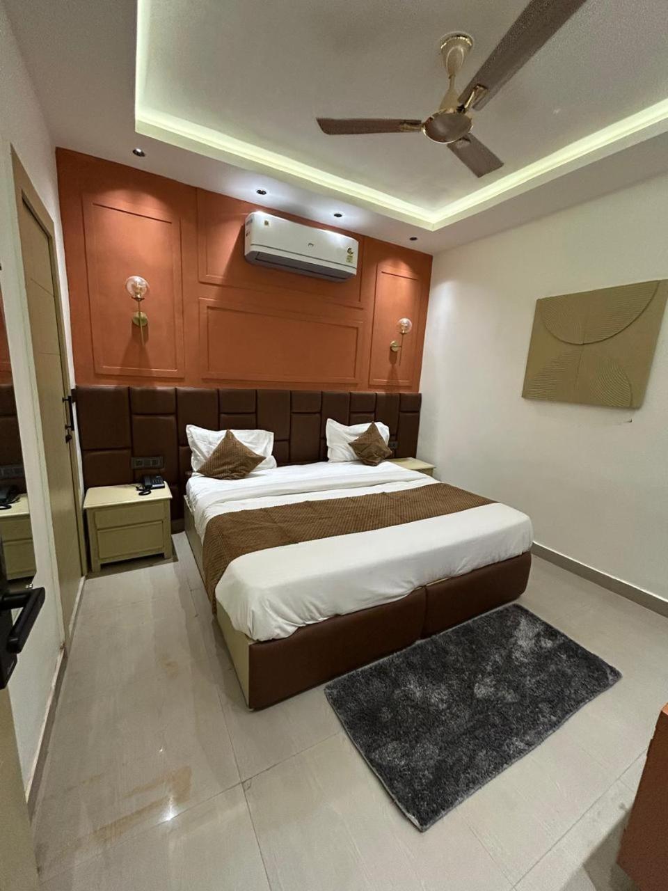 Divine Hotel Karnāl Екстериор снимка