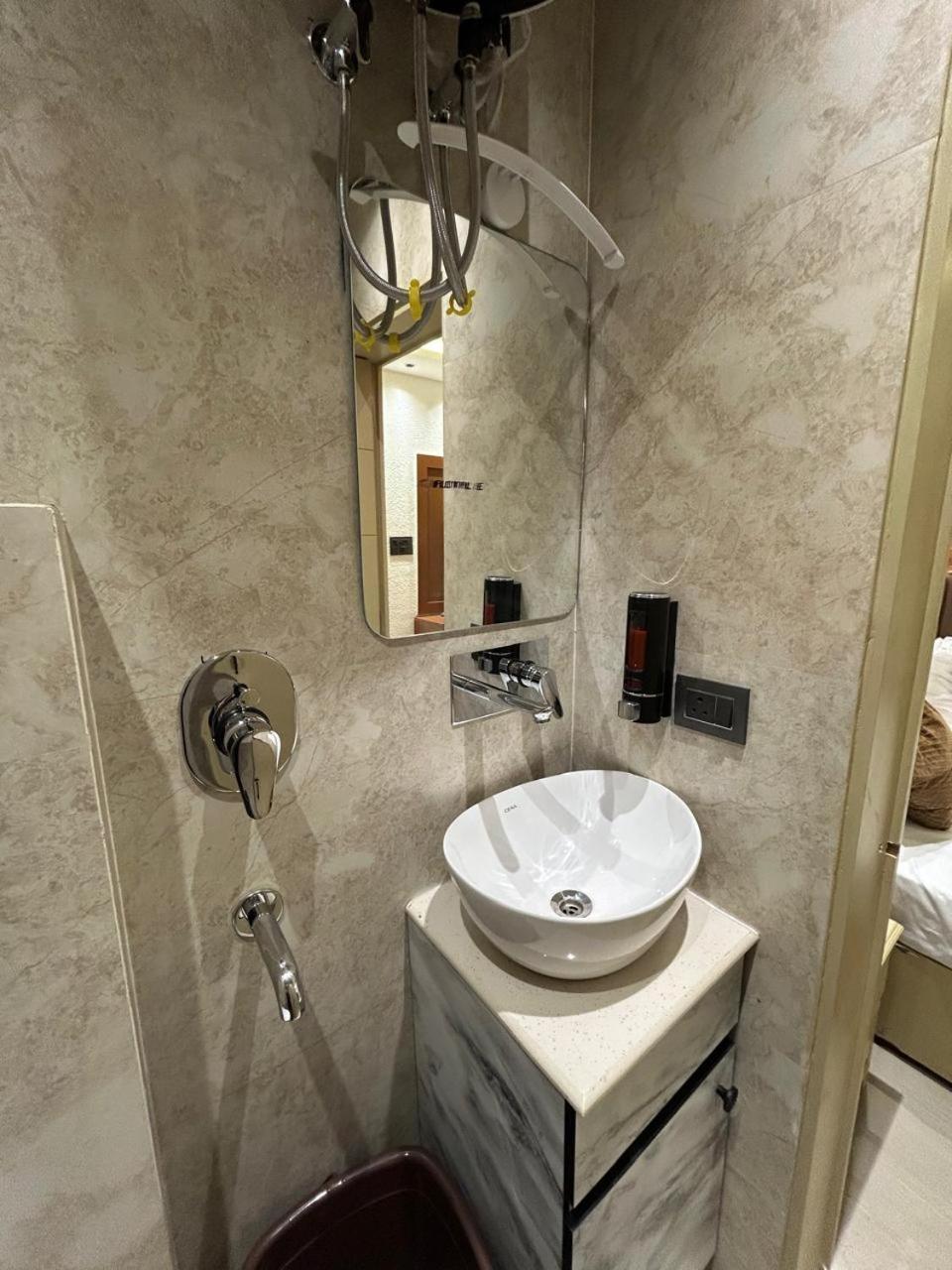 Divine Hotel Karnāl Екстериор снимка