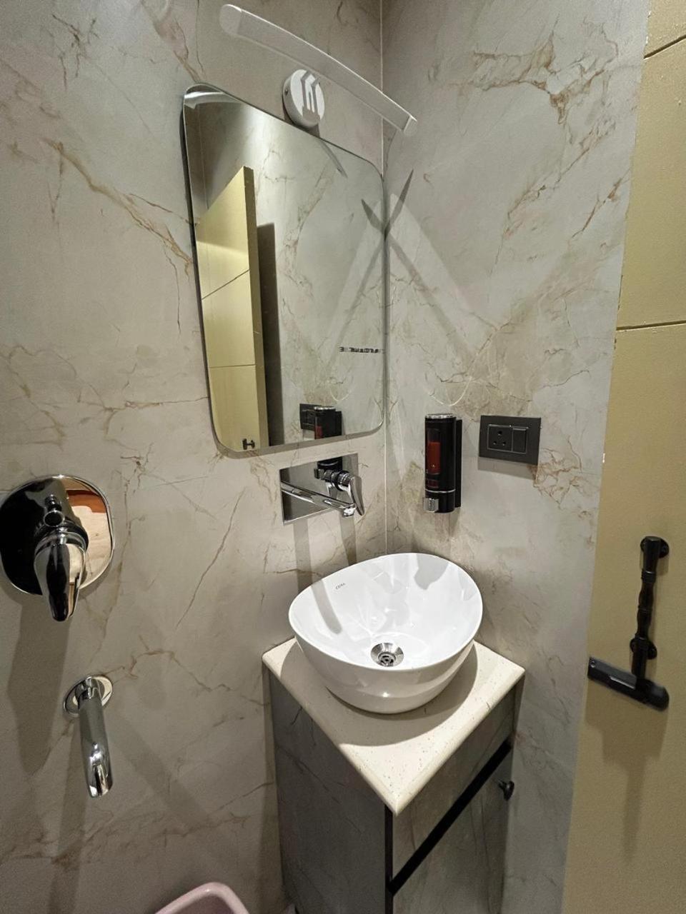 Divine Hotel Karnāl Екстериор снимка
