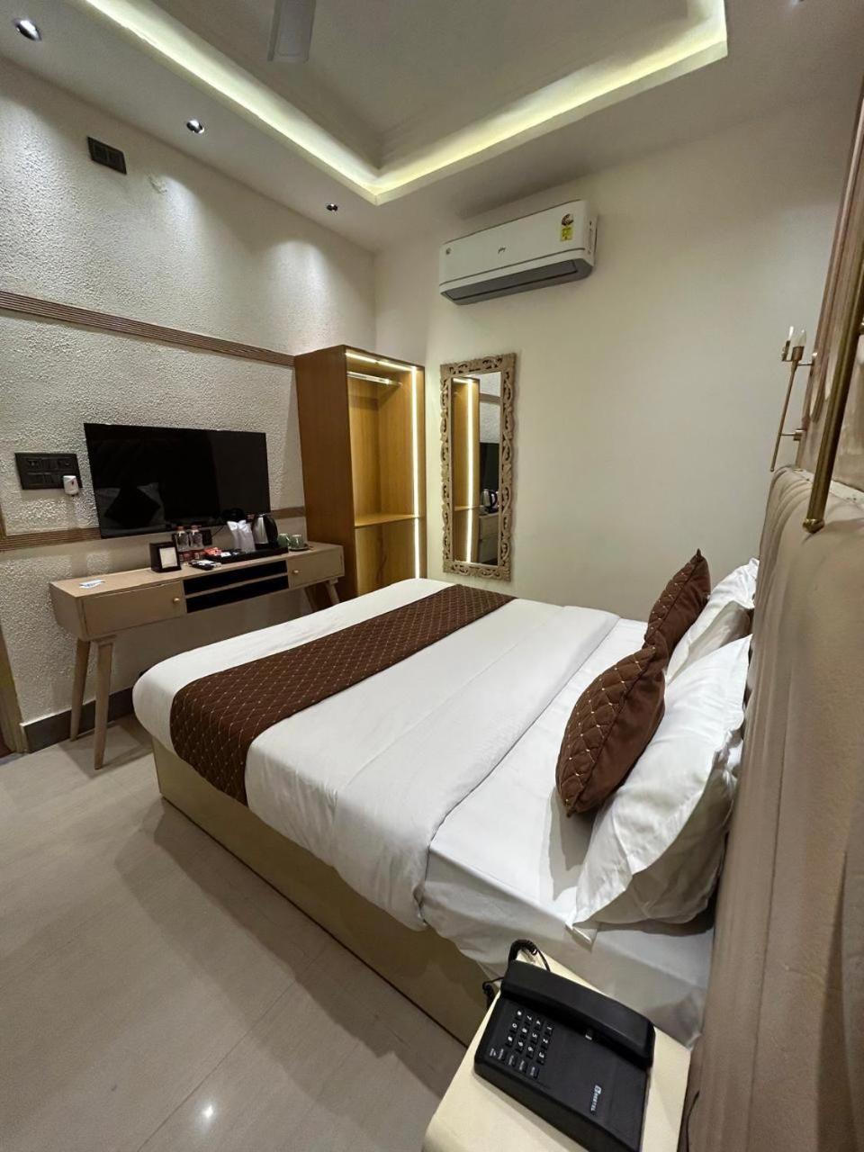Divine Hotel Karnāl Екстериор снимка