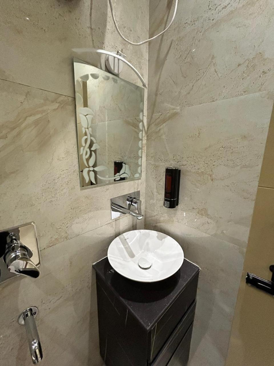 Divine Hotel Karnāl Екстериор снимка