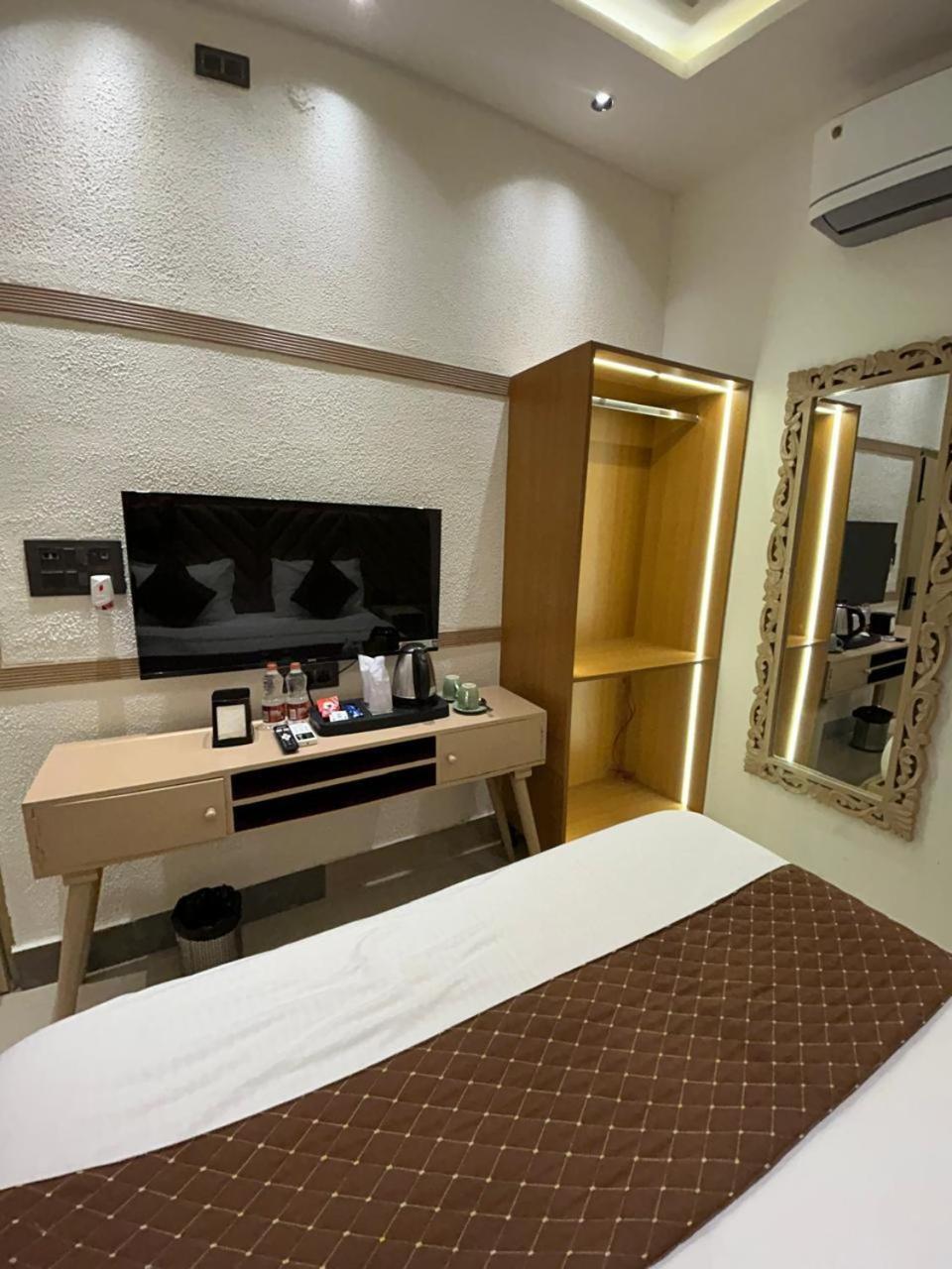 Divine Hotel Karnāl Екстериор снимка